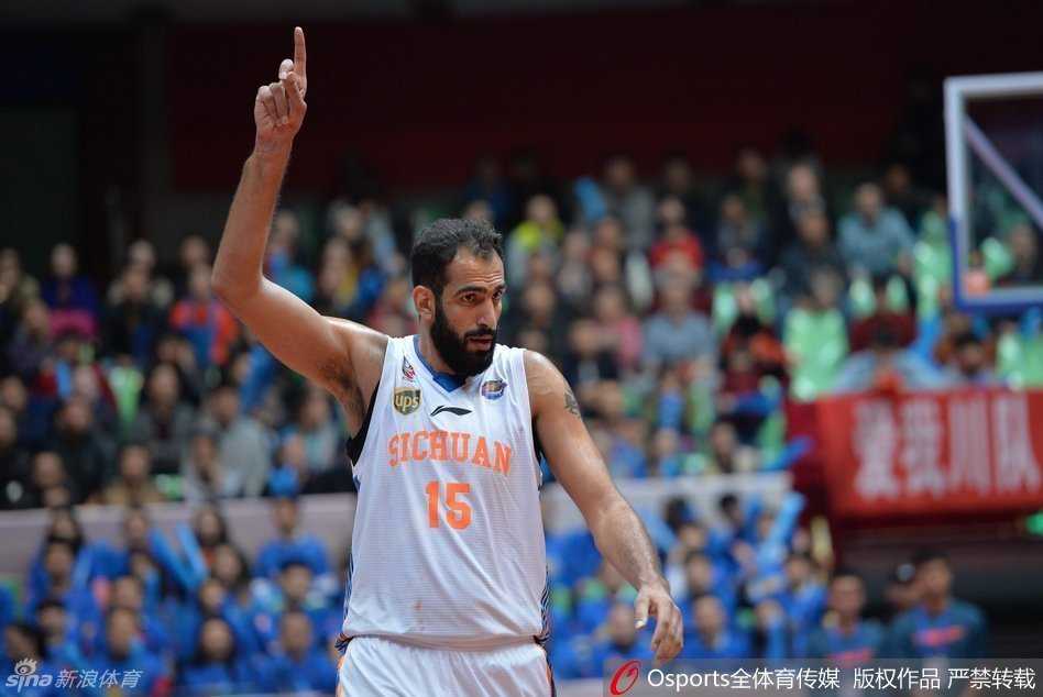 丁彦雨航痛苦地捂着小腿，在队友的搀扶下单脚跳着离场，他的背影与球场上的灯光形成鲜明对比，留下一个属于硬汉的悲情瞬间。