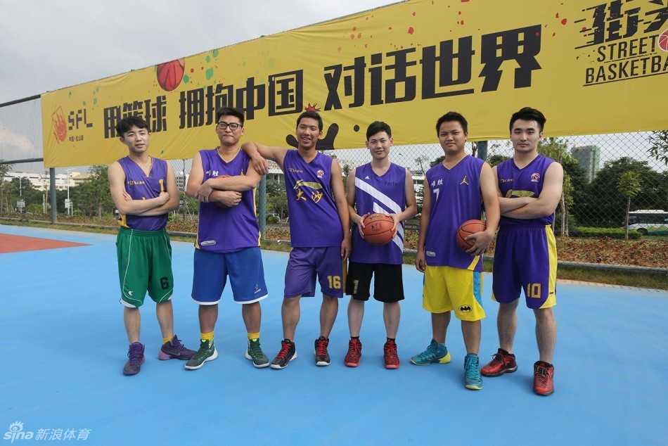 一名球员在中场投篮赛中全神贯注地出手投篮，篮球在空中划过一道长长的弧线，全场的目光都聚焦于此，期待着奇迹的发生。