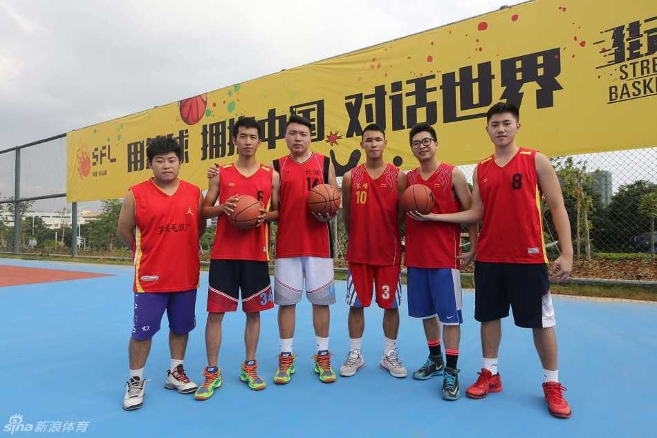 街头篮球的赛场上，一名球员正试图用花哨的运球技巧晃过防守者，篮球在他手中仿佛有了生命，展现了这项运动独有的自由与创意。