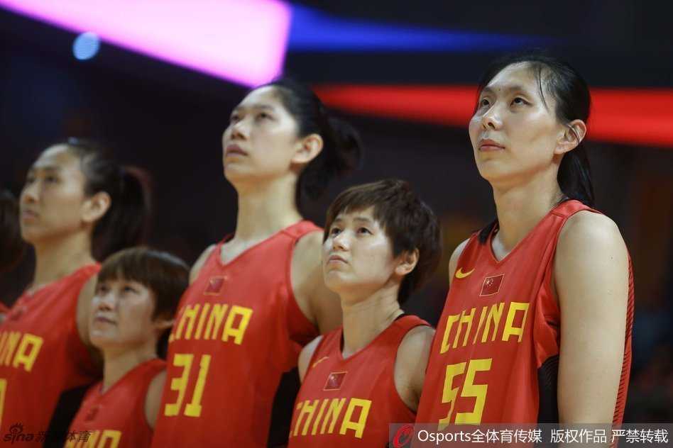 跳球瞬间，中国女篮球员奋力跃起争夺球权