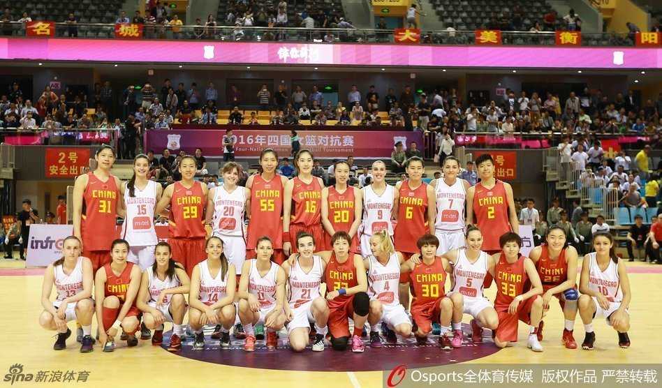 中国女篮奏唱国歌仪式，全场肃穆神情专注