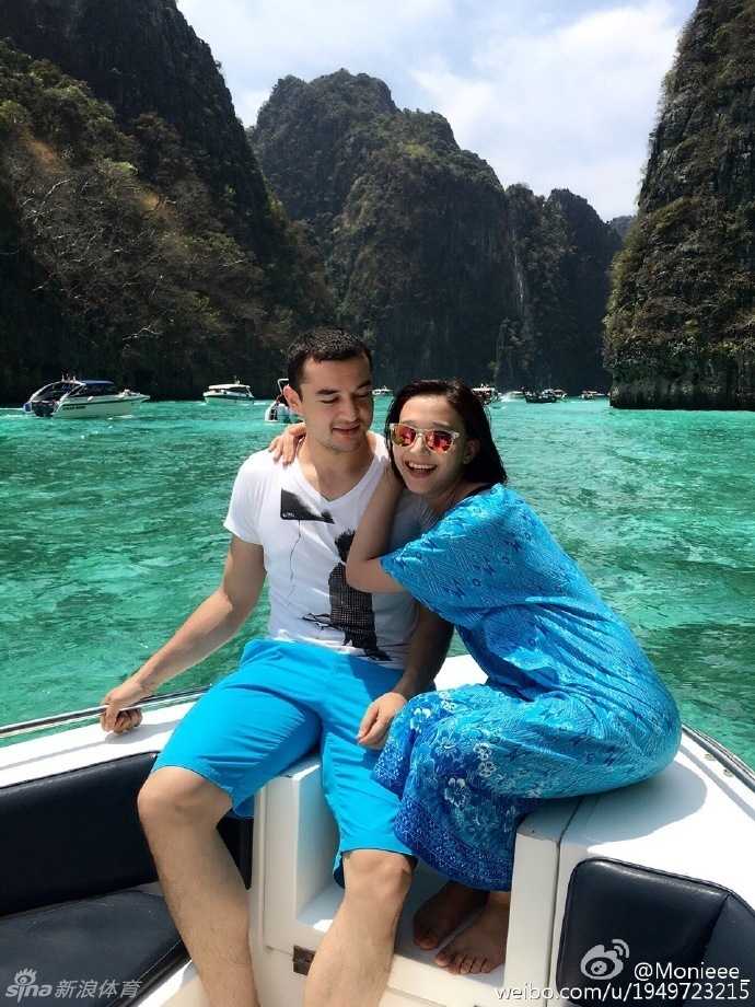 在浪漫的海边晚霞中，两人穿着醒目的情侣运动鞋，手牵手漫步沙滩，留下一串串幸福的脚印。