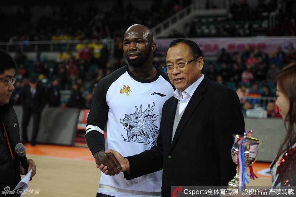 在聚光灯下，卡里克·琼斯手捧上赛季助攻王奖杯，面带谦逊而自信的微笑，这座沉甸甸的奖杯是对他穿针引线大师级表演的最好褒奖。