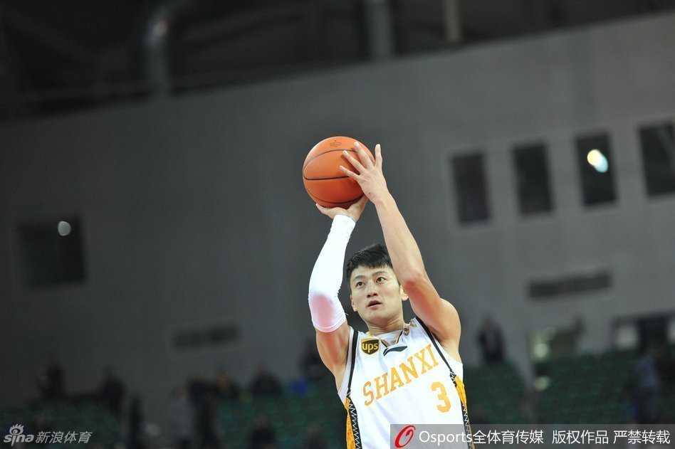 一对一攻防演练中，琼斯压低重心，眼神死死盯住对手的肩部，如同猎豹般蓄势待发，准备在下一秒用鬼魅般的抢断终结这次进攻。