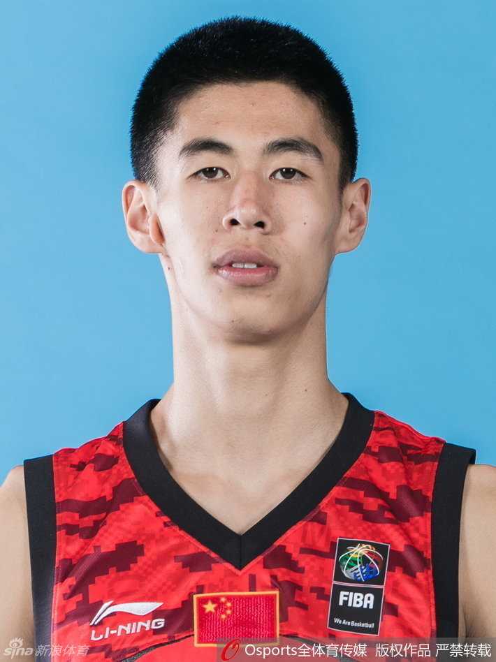 全体U17国青男篮的大合影中，少年们肩并肩站在一起，背景的五星红旗格外耀眼，定格了中国篮球未来的基石。