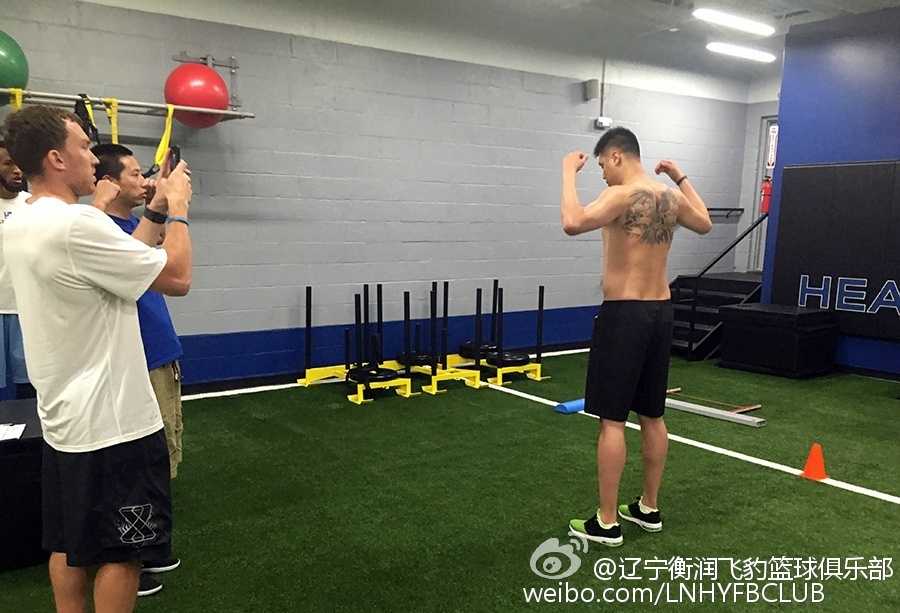 餐桌上摆放着为贺天举量身定制的特训晚餐，这份不含油盐的鸡胸肉与蔬菜，虽然清淡，却是他重塑身体、挑战极限的能量来源。