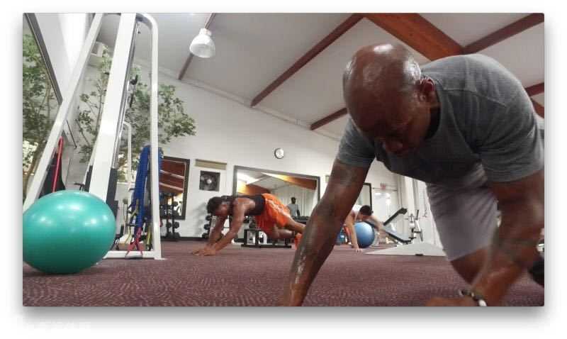 孙悦在防守端紧贴马布里，两人肌肉碰撞的瞬间仿佛能听见闷响，这种CBA顶级后卫之间的直接对话，在洛杉矶的训练场上演了现实版。