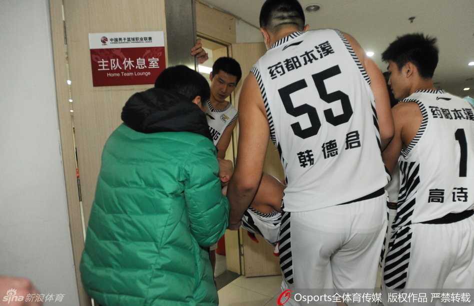 赛后，空荡荡的球场地板上，仍残留着几滴未被擦去的深色血迹，无声地诉说着不久前这里发生的可怕一幕。