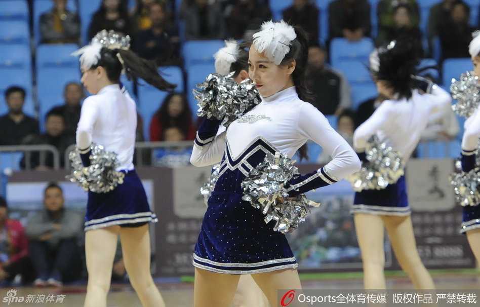 舞动长发的瞬间，纱裙在半空划出优美弧线，轻松微笑间尽显青春自信，成为赛场上一道灵动的风景。