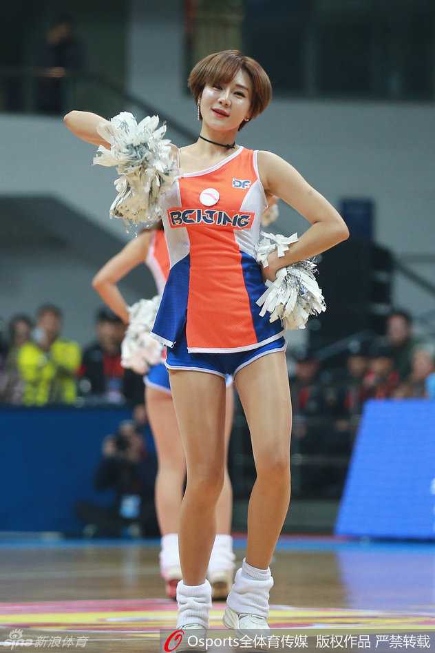 长腿纤腰搭配轻盈纱裙，火辣上阵的啦啦队员在聚光灯下自信展示优美身姿，青春气息扑面而来。