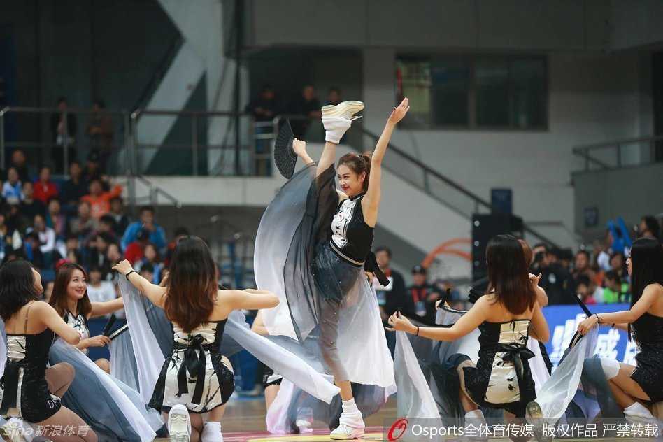 青春洋溢的啦啦队员在场上舞动，白色背心衬托出健康肤色，飞扬的发丝和灿烂的笑容是赛场最美的点缀。