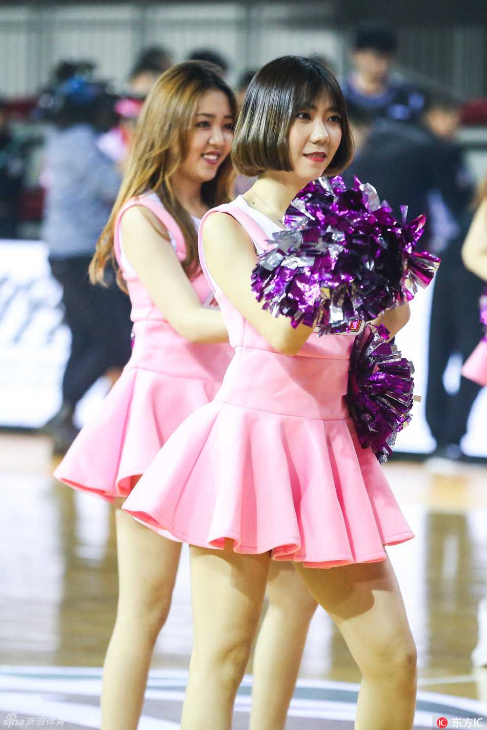 这位宝贝身姿挺拔，紧身的表演服勾勒出优美曲线，她专注地凝视着前方，在赛场灯光下显得气质高雅，魅力十足。