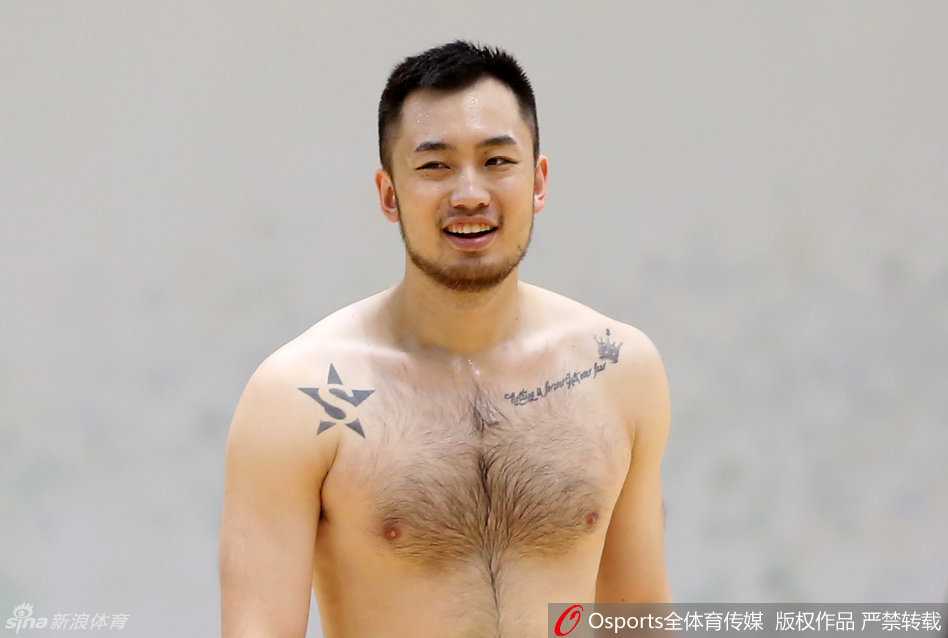 睢冉赤膊上阵，胸前和手臂的霸气纹身清晰可见，展现硬汉本色