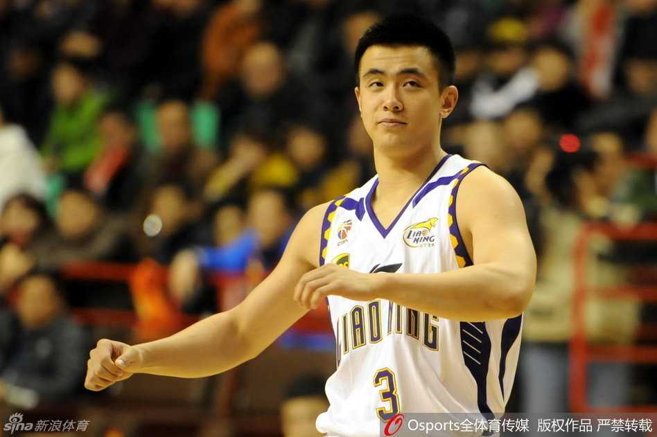 二十一抹阳光洒在脸上，赵继伟眼神清澈而坚定，仿佛预示着未来掌控赛场的从容