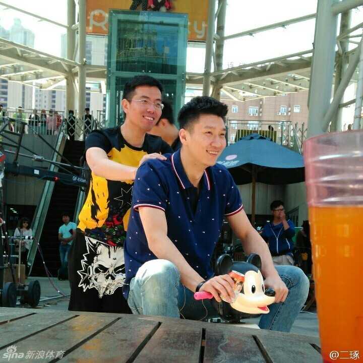 赵薇与孙悦都戴着口罩在街边热烈交流，赵薇手舞足蹈地讲着戏，孙悦则侧耳倾听，虽然遮住了脸，但笑弯的眼睛透露着片场的和谐与欢乐。