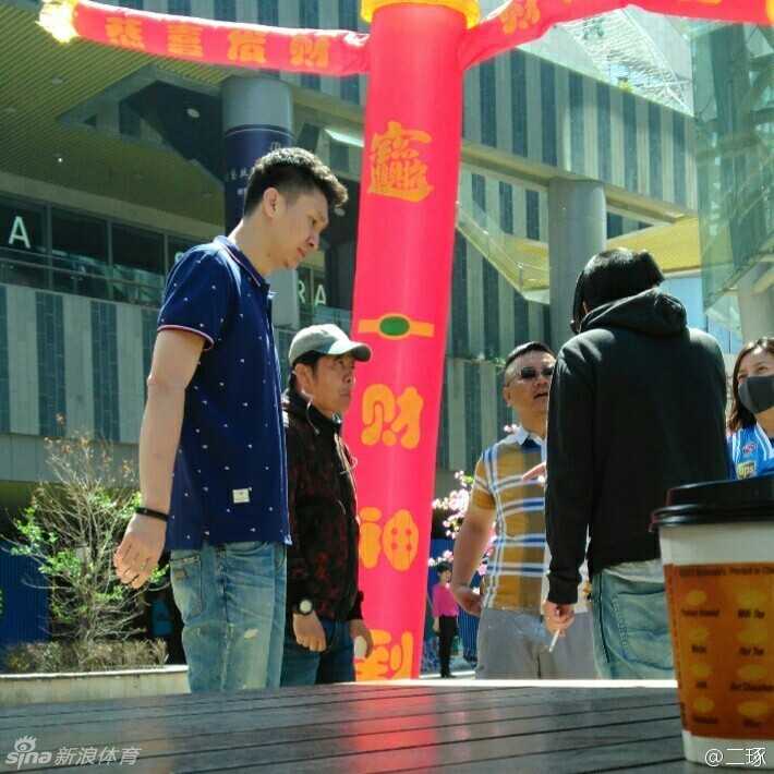 孙悦在片场心情不错，他摘下口罩与拍摄组的工作人员围站在一起，手里拿着矿泉水瓶，大家有说有笑，气氛融洽得像老朋友聚会。