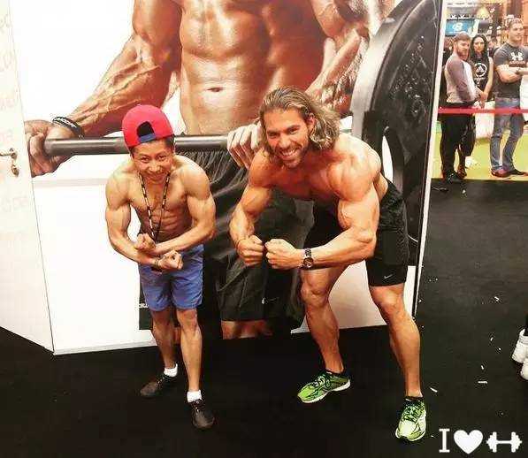 尽管身高只有一米四七，但Choon Tan在健美舞台上展现出的自信与肌肉线条，让所有观众都为之动容，他的眼神中燃烧着不屈的火焰。