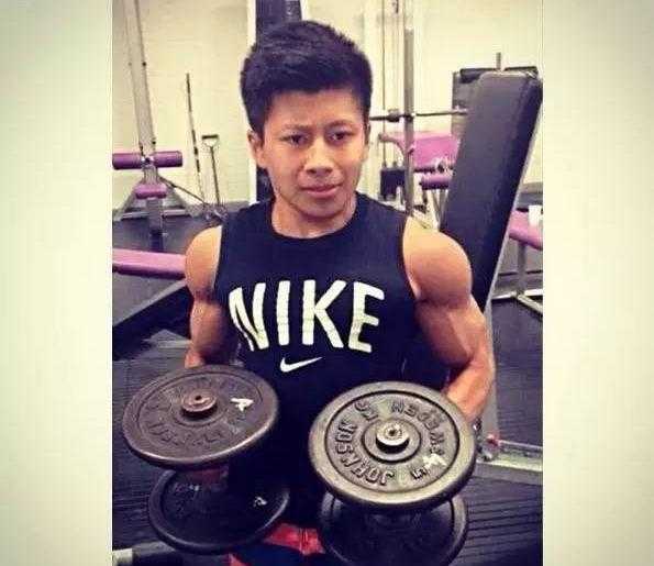 Choon Tan在更衣室里举起手机自拍，搞怪的表情下是那一身令人羡慕的腱子肉。生活中的他就是这样，用幽默和自信化解了一切曾让他自卑的阴霾。