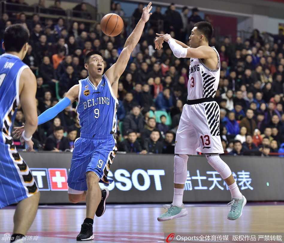 激烈的比赛中，辽宁队大外援兰多夫在拼抢中面具脱落，他索性一把扯下护具，露出坚毅的面容，准备在下一个回合中继续用强悍的防守捍卫球队的内线。