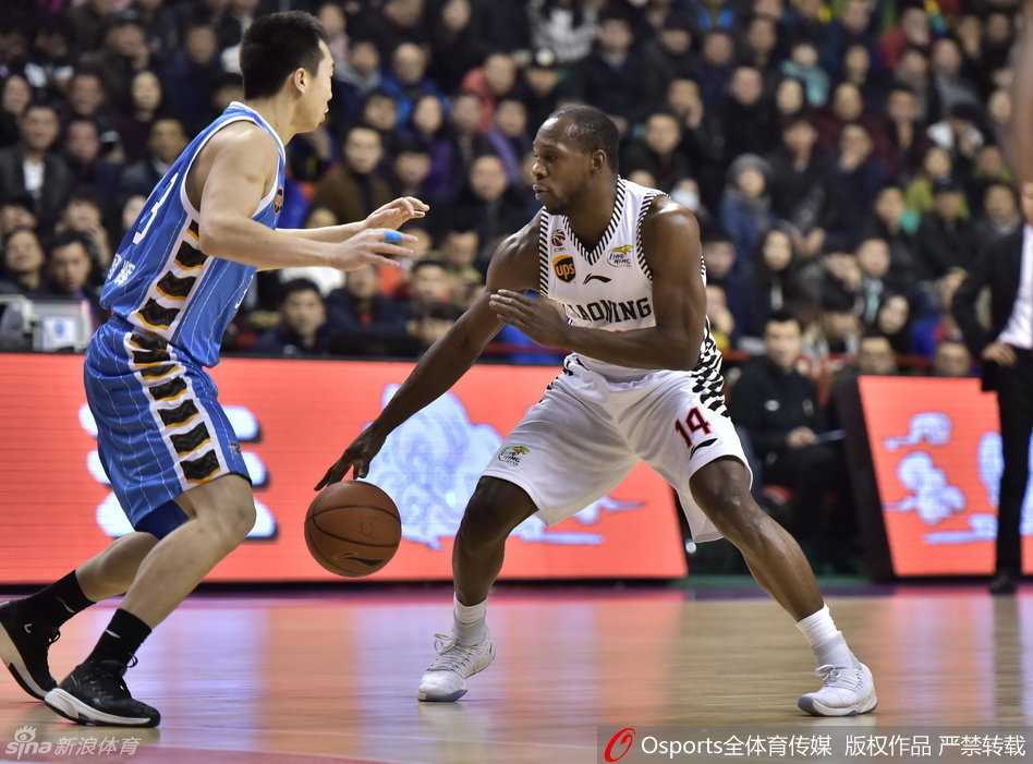 郭艾伦像一道闪电般掠过北京队的重重防线，他眼神坚毅，在对方内线球员的长臂封盖到来之前，将球高高抛起，篮球划出一道美妙的弧线飞向篮筐。