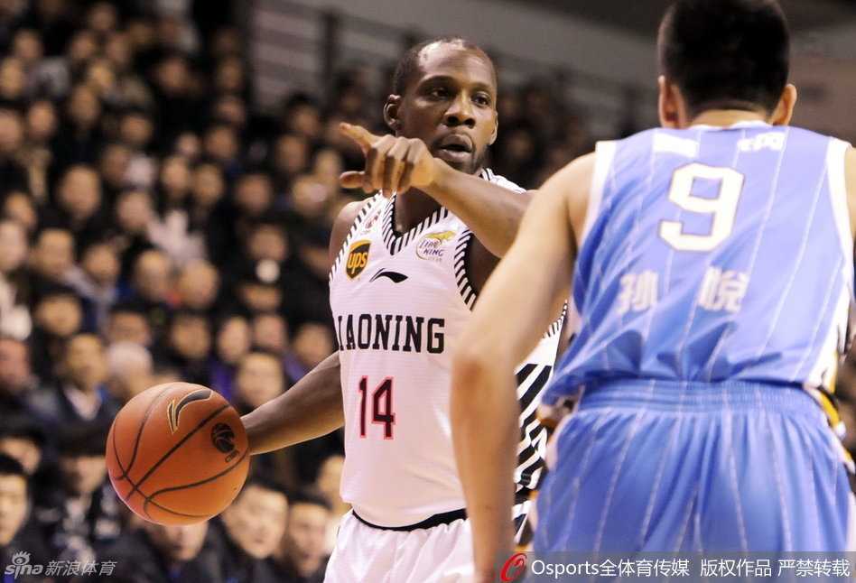 北京队后卫方硕在辽宁队的严密防守下艰难起跳上篮，他身体在空中微微后仰，试图避开封盖，作为年轻后卫，他在与辽宁队的缠斗中努力吸取着宝贵的经验。