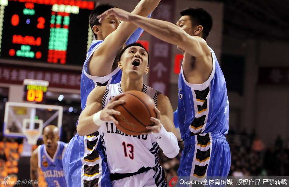 辽宁队主教练郭士强在场边激情指挥，他身体前倾，双手圈成喇叭状，向场上的弟子们大声呼喊着战术，脸上满是专注与紧张，他的每一次换人和布置都影响着比赛的走势。