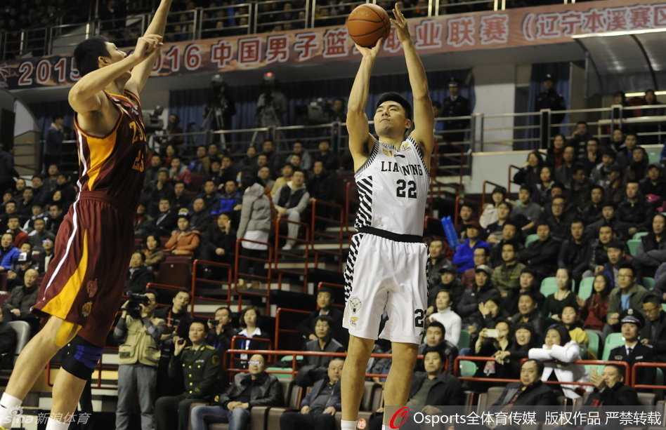 替补奇兵刘志轩如利刃般撕裂对方防线，他持球强行突破，速度之快令对手只能望其项背。