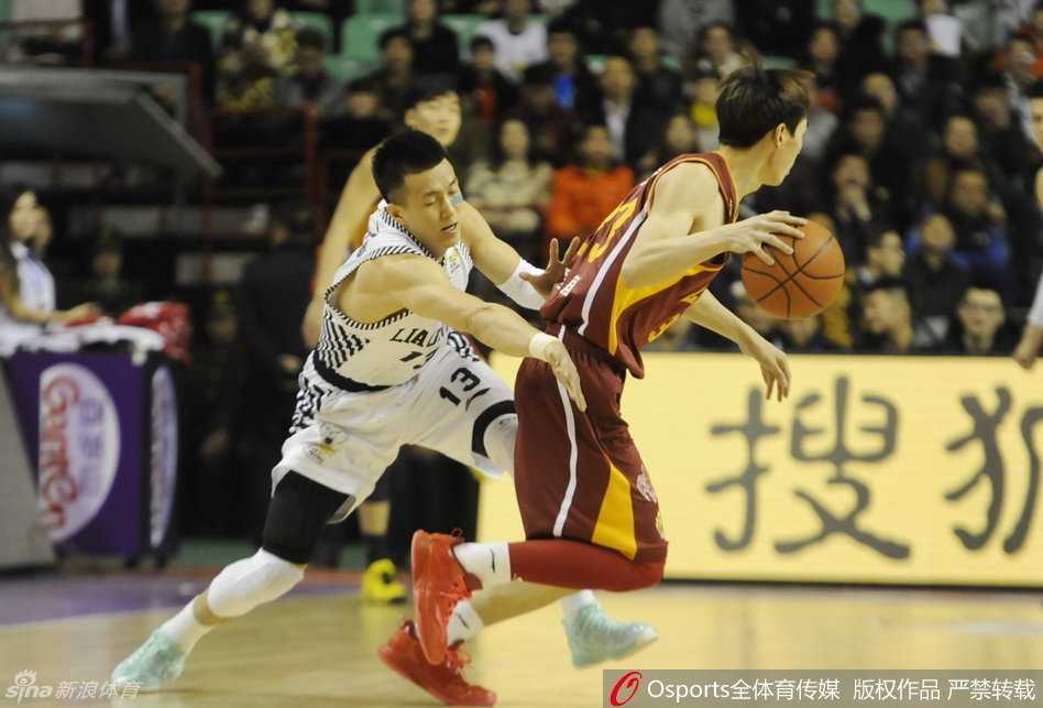 外援兰多夫在内线卡位，面对巴赫拉米的贴身干扰，他眉头紧锁，肌肉紧绷，拼尽全力捍卫着篮下的领地。