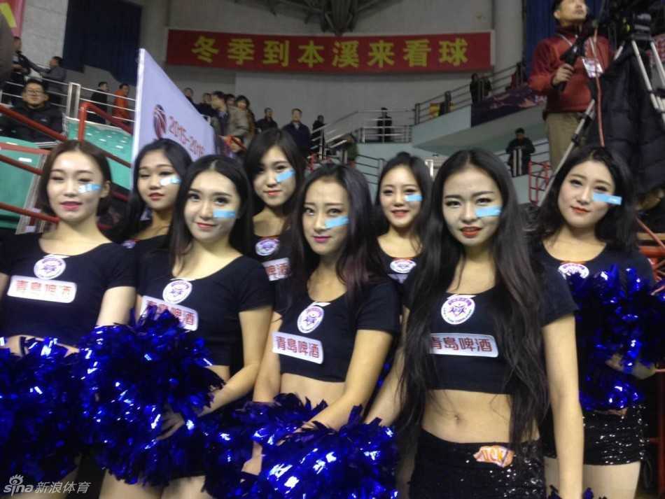 看台上的一位年轻女球迷，脸上贴着的创可贴格外显眼，她正高举着手机，想要记录下赛场上郭艾伦奔跑的每一个瞬间，眼神中满是关切与骄傲。