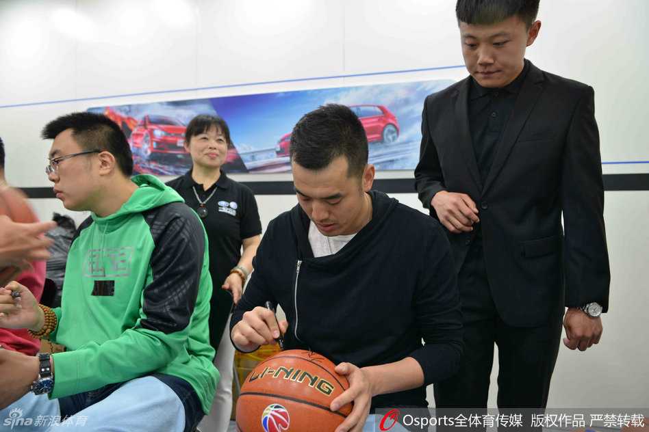 在喧嚣的车展现场，辽宁三将受到众多球迷的追捧，他们面带微笑，耐心地与支持者们互动，场面热烈而有序。