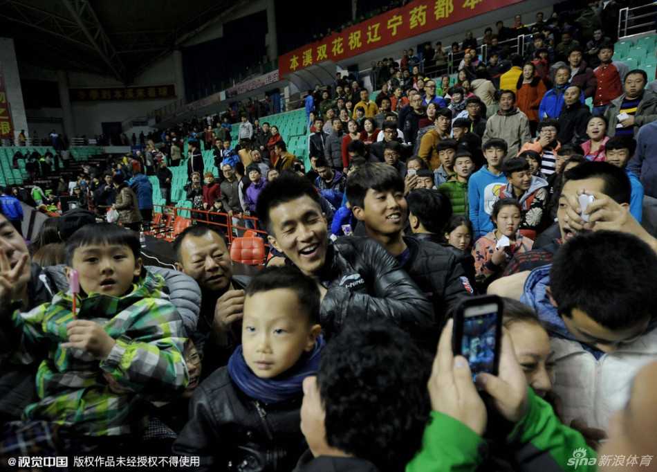 辽宁男篮主教练郭士强在壮行会上露出欣慰的笑容，看到爱徒郭艾伦续约成功并归队，他脸上的表情显得轻松且充满期待。