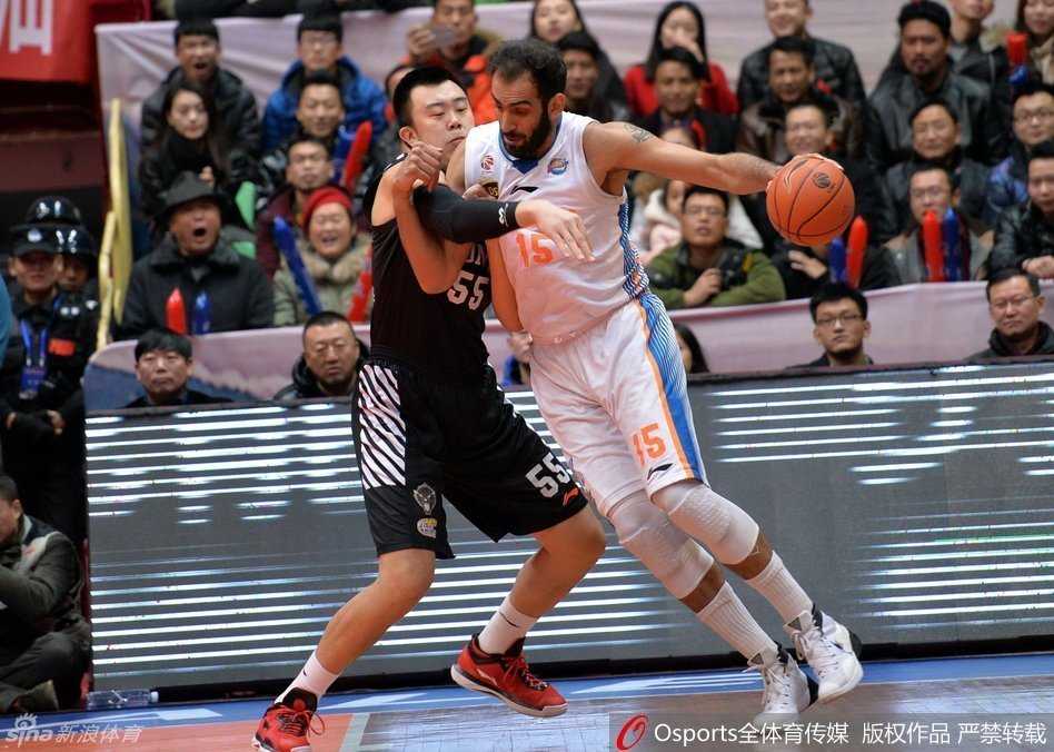 韩德君在内线要位成功，张开手臂大声向队友要球，眼神坚定霸气