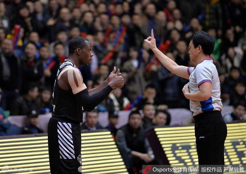 郭艾伦持球加速突破防线，如闪电般撕开四川队的联防布局