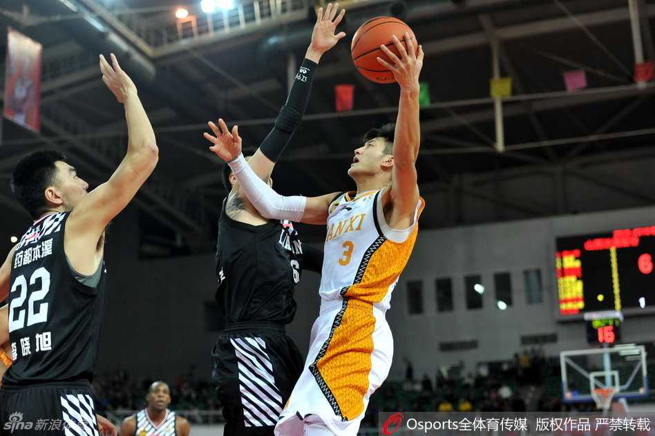李晓旭在对手人群中高高跃起，如同一道移动的长城，指尖即将触碰到闫鹏飞的投篮，封盖瞬间引爆全场惊呼。