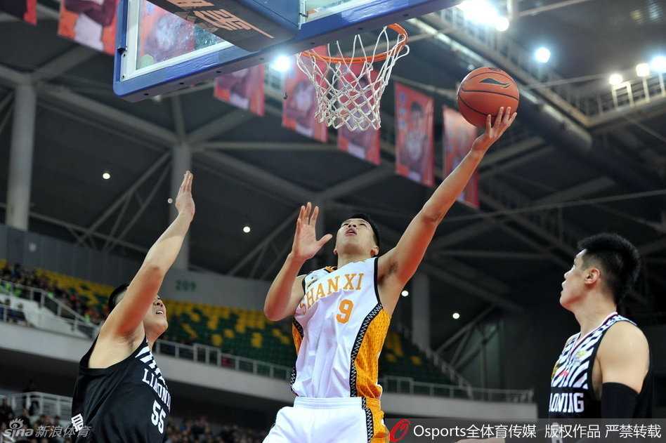 兰多夫在内线接到传球，他利用强壮的身体倚住防守球员，准备强行起身攻击篮筐，手臂上青筋暴起，展现了极强的力量感。