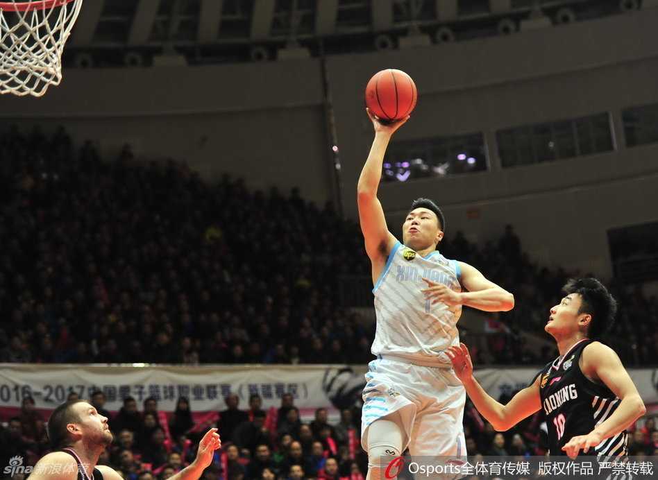 兰多夫在新疆队内线群中强行起飞，不顾对抗将球抛向篮筐，眼神中满是杀气和坚决