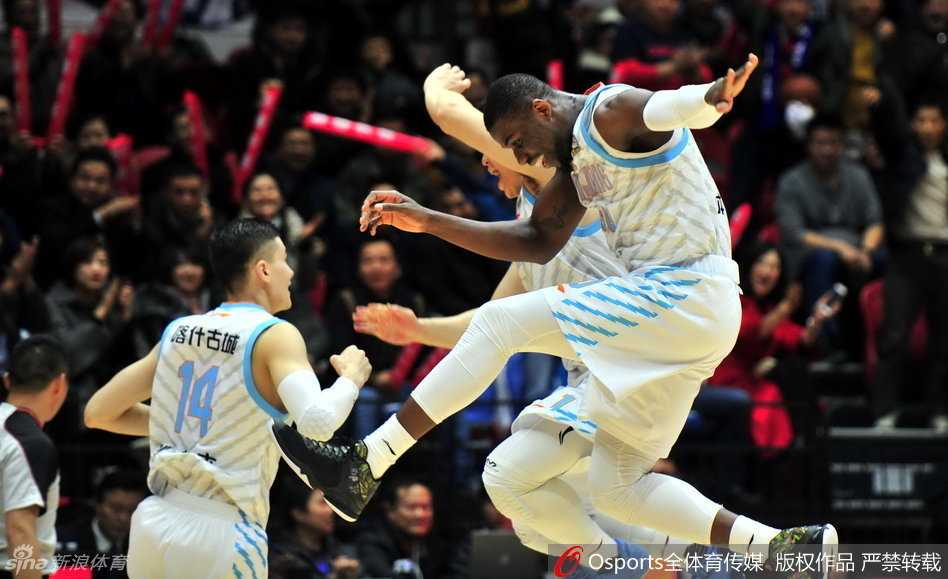 廉明在肌肉丛林中进行激烈对抗，他用尽全身力气卡住位置，为辽宁队拼下关键的篮板球