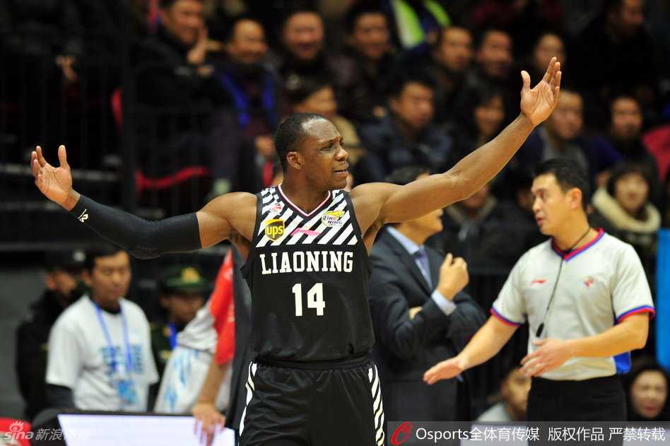 周琦高高跃起送出钉板大帽，他像一座移动的长城将辽宁队的上篮死死按在篮板之上，展现出恐怖的防守覆盖面积。