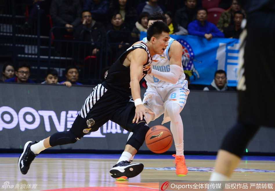 辽宁队的快攻旋风由郭艾伦发起，他压低重心如一道闪电瞬间撕裂新疆队的防线，西热力江即便全力回追也难挡其锋芒。