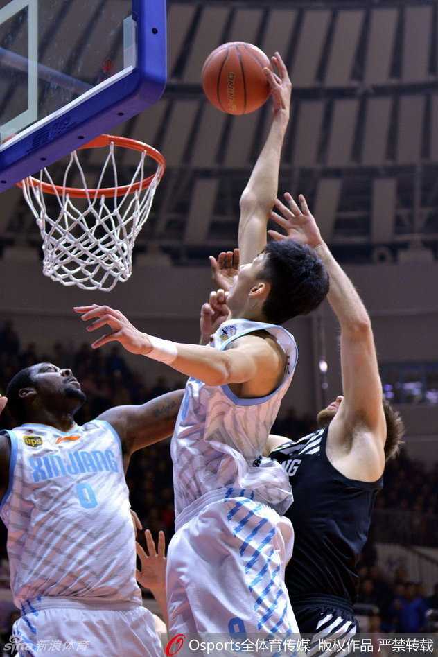 周琦遭遇辽宁队双人包夹，李晓旭和贺天举高高跃起形成合围之势，试图用血肉之躯阻挡这位中国男篮未来的核心。