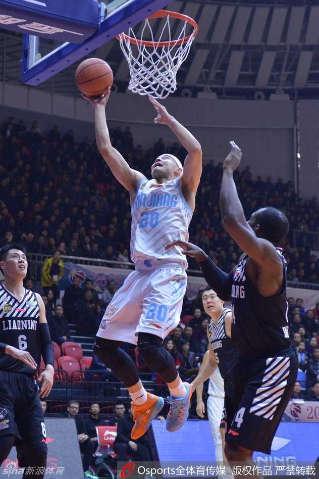 李根在刘晓宇的严防下使出标志性的后仰跳投，身体在空中完全舒展，他用强壮的身躯挤出投篮空间，展现出万花筒般的进攻技巧。