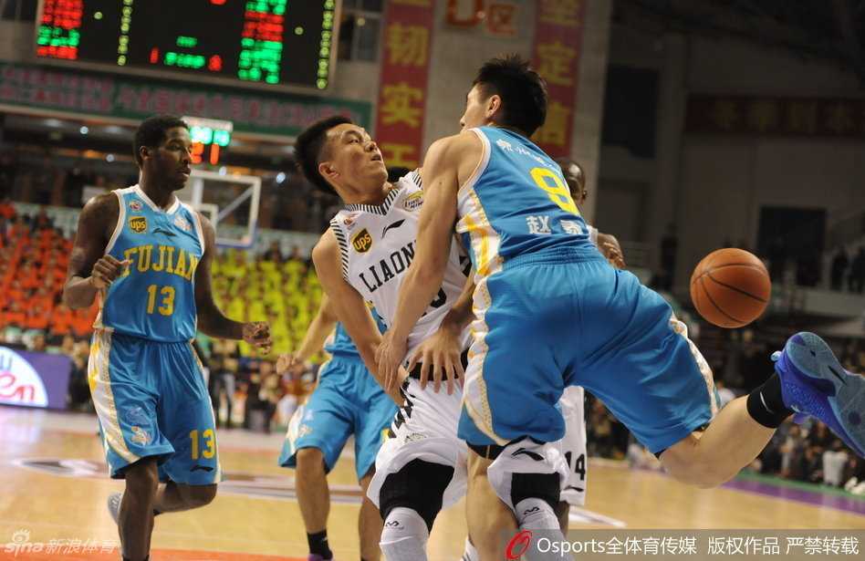 郭艾伦飞身跃起与王哲林争抢篮板，两人身体扭曲失去平衡，双双倒地瞬间尘土飞扬