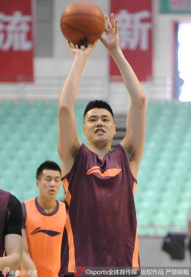 队长杨鸣在训练中露出标志性笑容，向场边的队友和工作人员热情打招呼，传递着温暖与力量。