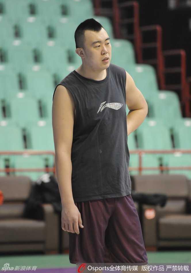 韩德君在训练间隙独自坐在场边发呆，沉重的压力和体能消耗让这位铁汉也露出了疲态。
