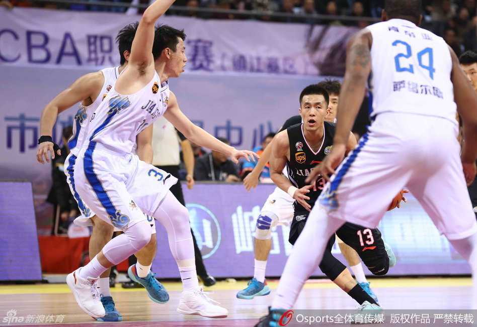 篮下铁闸大韩持球，面对江苏多人包夹毫无惧色，强硬顶开防守寻找队友