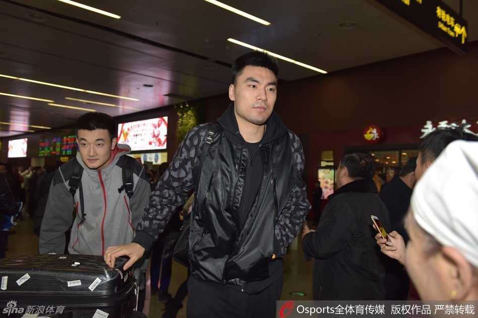 机场大厅内人山人海，热情的球迷们高举手机、横幅和标语，将辽篮将士们团团围住。五颜六色的应援物与每个人的笑脸交织在一起，绘成了那个春天最温暖的画卷。