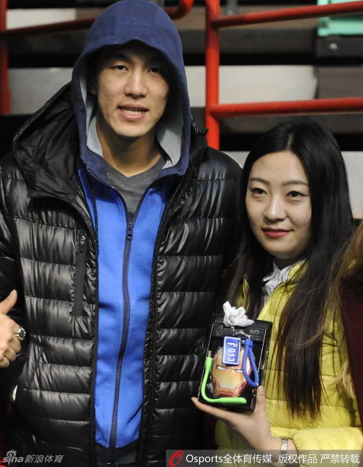 核心后卫郭艾伦正在拉伸韧带，他表情专注眼神坚毅，每一个热身动作都透露着职业球员的严谨与自律。