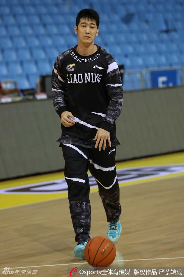 外援兰多夫在热身准备中一丝不苟，强壮的体魄与专注的表情预示着他在内线的巨大威胁。