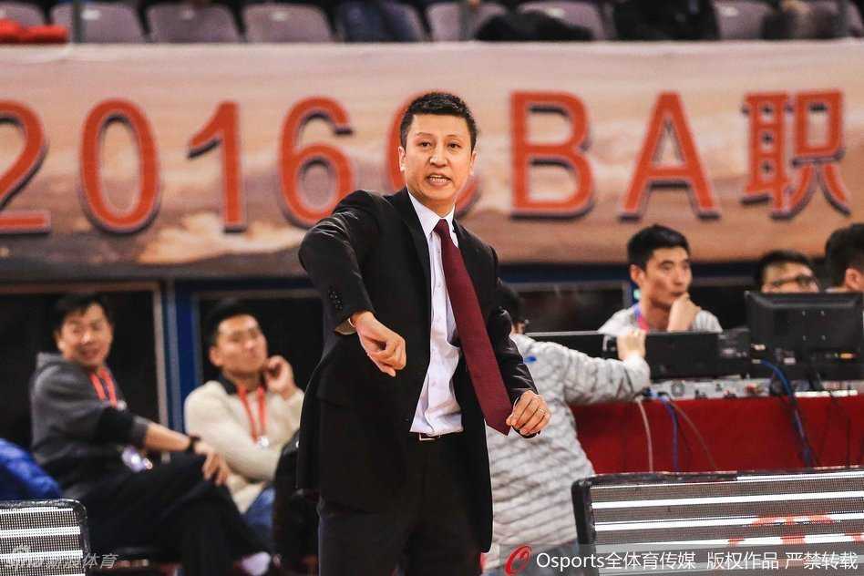 杨鸣带病出战，依然用一次次老道的组织和精准的传球，为辽宁队的进攻穿针引线。