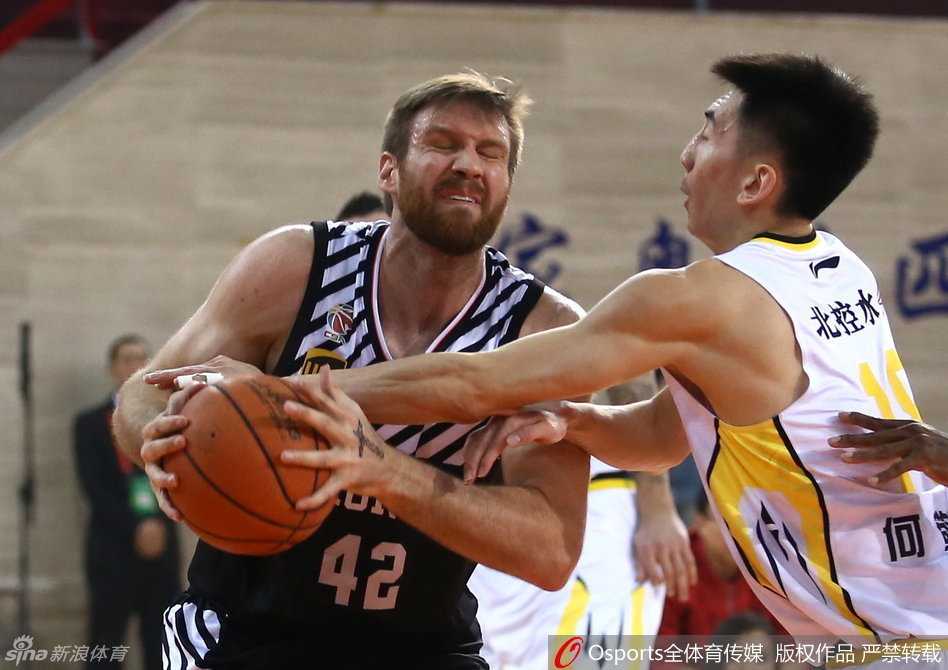 哈德森送出妙传后，眼神紧紧跟随飞向篮筐的皮球，这次精妙的组织再次撕开了对手的防线。